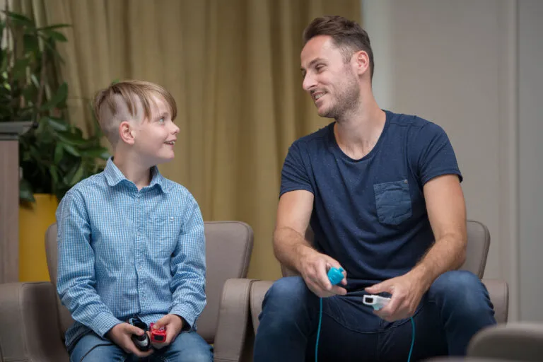 Doelgroep jeugd, Cliënt / kind en begeleider gamen samen
