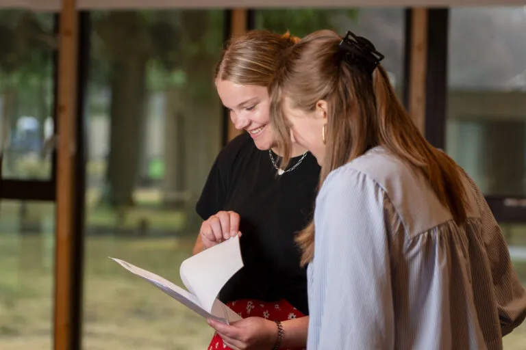 stage bij amarant, snuffelstage, twee studenten die samen een document doornemen
