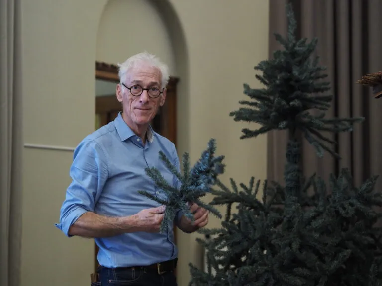 Vrijwilliger Paul versiert kerstboom