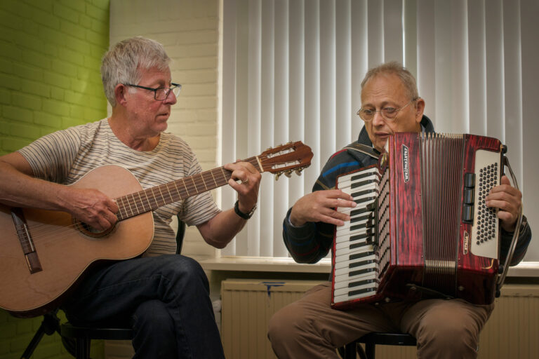 Muziek maken samen, vrijwilliger en cliënt