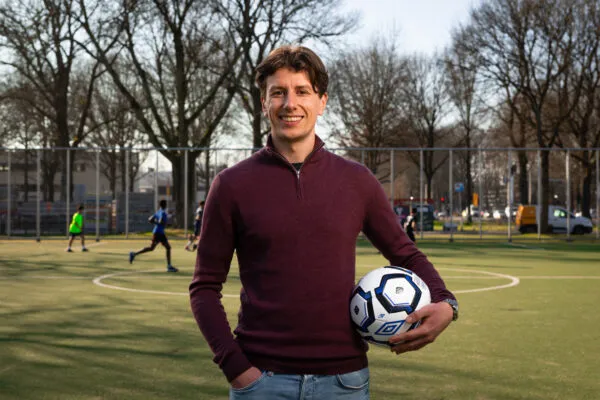 Voetballen vrijwilliger sport en bewegen