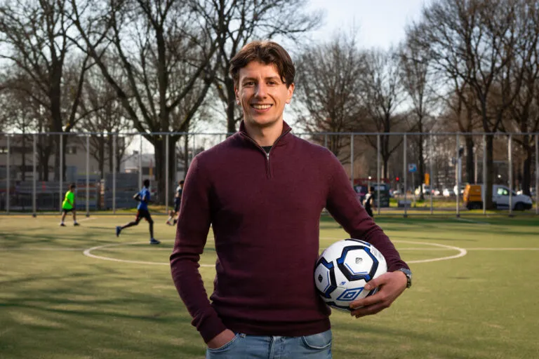 Voetballen vrijwilliger sport en bewegen