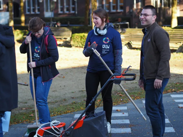 extern team van bedrijf die de straat en tuin schoon en mooi maakt