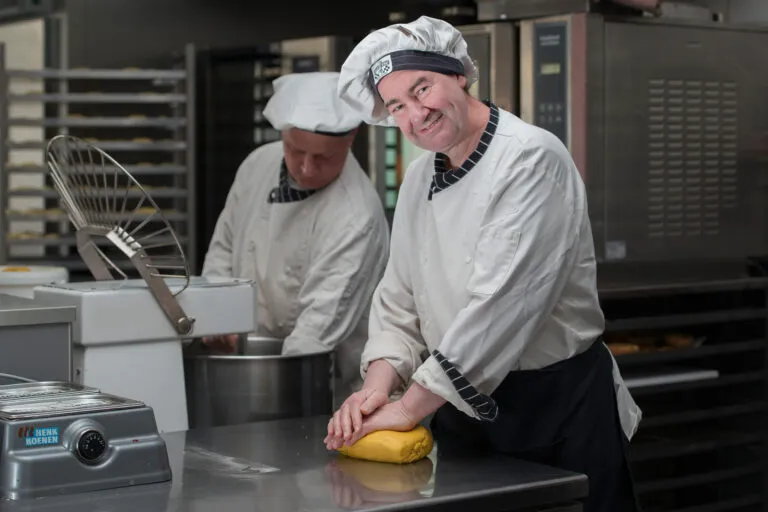smaakmakers, koks aan het werk met eten voorbereiden