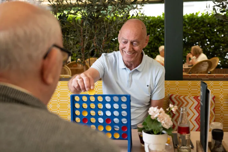 Maatje samen een spelletje spelen