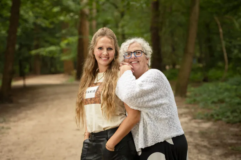 twee vrijwilligers samen op de foto, portret foto