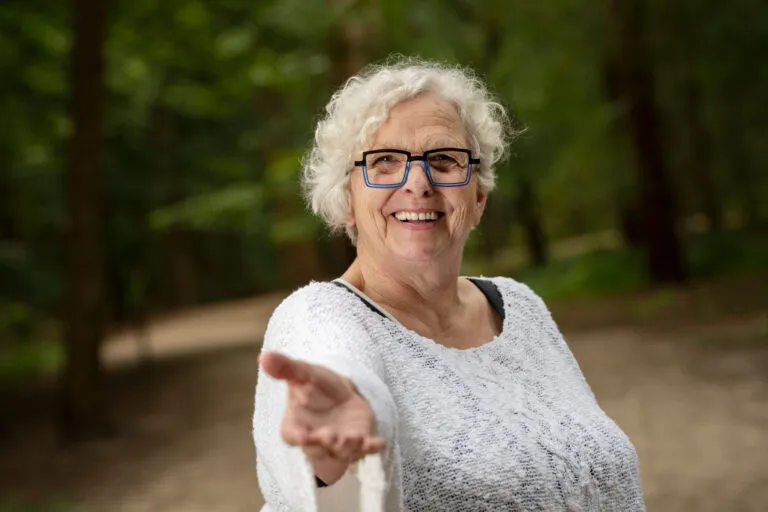 Vrouw reikt hand uit, wordt vrijwilliger bij Amarant