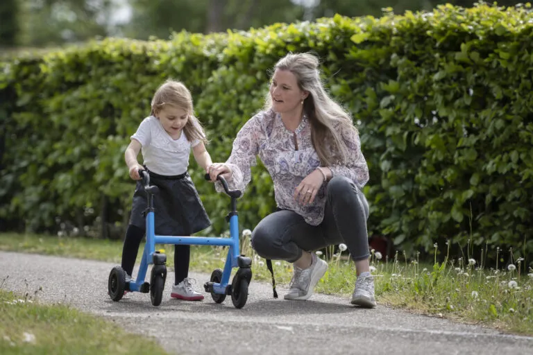 Doelgroep Jeugd, begeleidster wandelt met kind buiten
