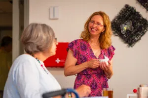 vrijwilliger Maud drinkt kop koffie met cliënt